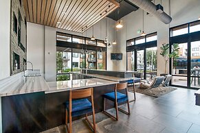 Global Luxury Suites in Menlo Park