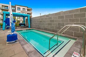 Global Luxury Suites in Menlo Park