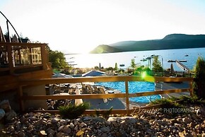 Carmel Beach Private Lodges