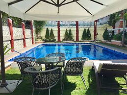 The Executive Villa Inn & Suites