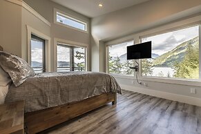 The Lodge on Harrison Lake