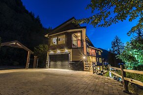 The Lodge on Harrison Lake
