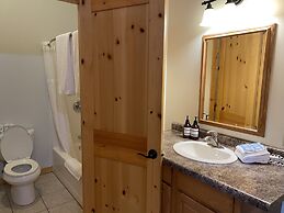 Gunflint Lodge & Outfitters