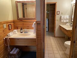 Gunflint Lodge & Outfitters