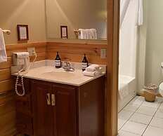 Gunflint Lodge & Outfitters