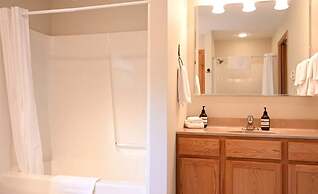 Gunflint Lodge & Outfitters