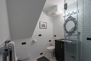 Applewood Suites - Queen West Studio
