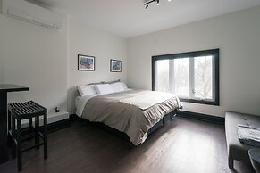 Applewood Suites - Queen West Studio