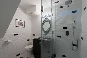 Applewood Suites - Queen West Studio