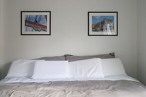 Applewood Suites - Queen West Studio