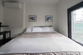 Applewood Suites - Queen West Studio