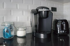 Applewood Suites - Queen West Studio