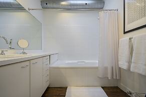 Applewood Suites - The Ossington Loft
