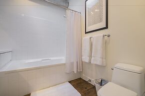Applewood Suites - The Ossington Loft
