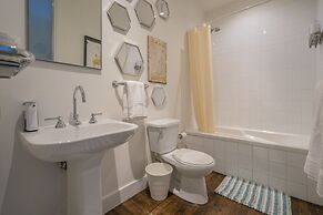 Applewood Suites - The Ossington Loft