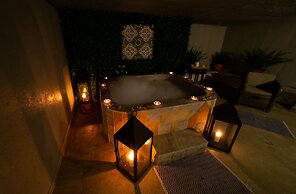 Quindeloma Art Hotel And Gallery