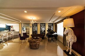 Quindeloma Art Hotel And Gallery