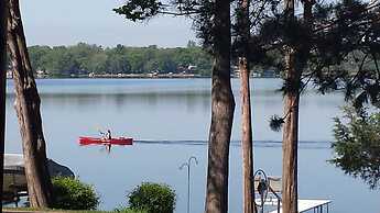 Lake Ripley Lodge w Lake Front Rooms, Grand Porch, Kayaks & Paddleboar