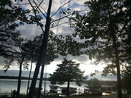 Lake Ripley Lodge w Lake Front Rooms, Grand Porch, Kayaks & Paddleboar