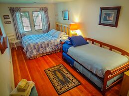 Lake Ripley Lodge w Lake Front Rooms, Grand Porch, Kayaks & Paddleboar
