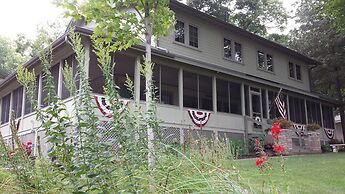 Lake Ripley Lodge w Lake Front Rooms, Grand Porch, Kayaks & Paddleboar