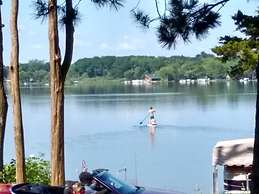 Lake Ripley Lodge w Lake Front Rooms, Grand Porch, Kayaks & Paddleboar