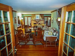 Lake Ripley Lodge w Lake Front Rooms, Grand Porch, Kayaks & Paddleboar