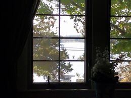 Lake Ripley Lodge w Lake Front Rooms, Grand Porch, Kayaks & Paddleboar