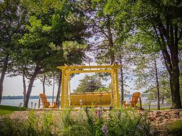 Lake Ripley Lodge w Lake Front Rooms, Grand Porch, Kayaks & Paddleboar