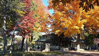 Lake Ripley Lodge w Lake Front Rooms, Grand Porch, Kayaks & Paddleboar