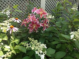 Lake Ripley Lodge w Lake Front Rooms, Grand Porch, Kayaks & Paddleboar