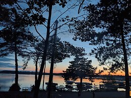 Lake Ripley Lodge w Lake Front Rooms, Grand Porch, Kayaks & Paddleboar