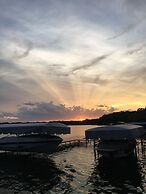 Lake Ripley Lodge w Lake Front Rooms, Grand Porch, Kayaks & Paddleboar