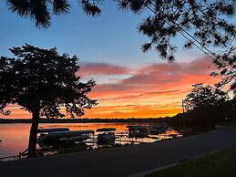Lake Ripley Lodge w Lake Front Rooms, Grand Porch, Kayaks & Paddleboar