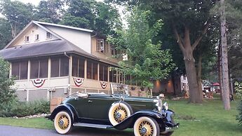 Lake Ripley Lodge w Lake Front Rooms, Grand Porch, Kayaks & Paddleboar