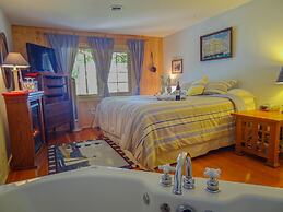 Lake Ripley Lodge w Lake Front Rooms, Grand Porch, Kayaks & Paddleboar