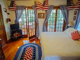 Lake Ripley Lodge w Lake Front Rooms, Grand Porch, Kayaks & Paddleboar