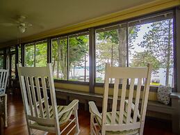 Lake Ripley Lodge w Lake Front Rooms, Grand Porch, Kayaks & Paddleboar