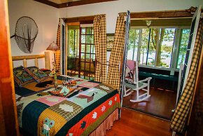 Lake Ripley Lodge w Lake Front Rooms, Grand Porch, Kayaks & Paddleboar