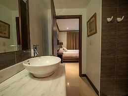 Condominio Diamante del Sol by CRHR