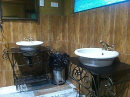 Makumutu Lodge & Campsite