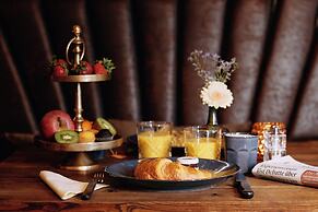 18Arts Hotel - Living in a Gallery!