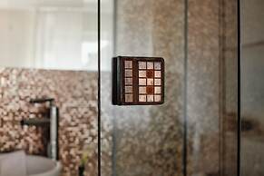 18Arts Hotel - Living in a Gallery!