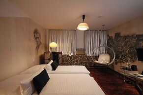 18Arts Hotel - Living in a Gallery!