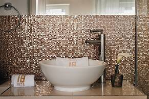 18Arts Hotel - Living in a Gallery!