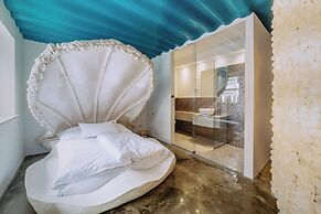 18Arts Hotel - Living in a Gallery!