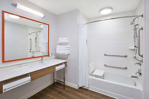 Hampton Inn & Suites Oakwood Village-Cleveland