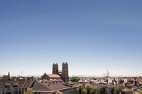 The Flushing Meadows Hotel & Bar