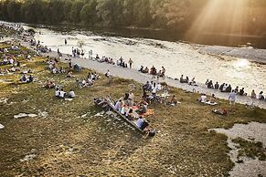 The Flushing Meadows Hotel & Bar