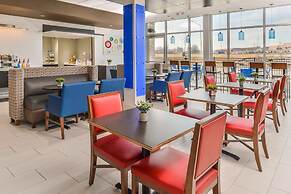 Holiday Inn Express & Suites Kansas City - Lee's Summit by IHG